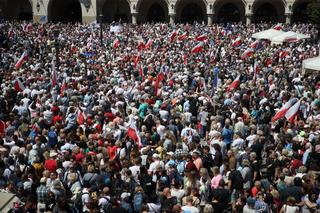 Marsz Wolności w Krakowie wspierający centralny, warszawski marsz z okazji 4 czerwca. Tysiące ludzi na Rynku Głównym