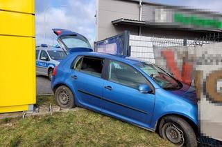 Ukradli volkswagena i wjechali w ogrodzenie