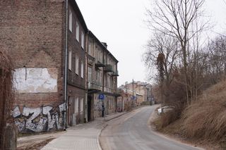 Na chodnik sypie się gruz. „Ruiny budynków wyglądają jakby właśnie w Lublinie skończyły się działania wojenne”. Co na to ratusz?