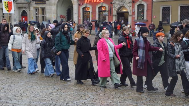 Polonez dla Fredry 2025 we Wrocławiu. Maturzyści zatańczyli na Rynku [ZDJĘCIA]