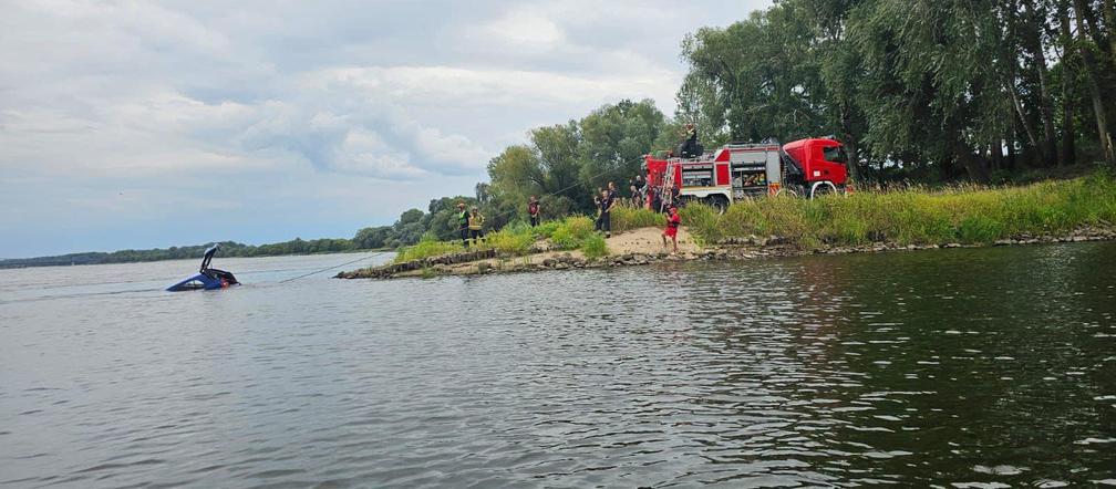 Samochód zjechał do Wisły. Wielogodzinna akcja w Toruniu