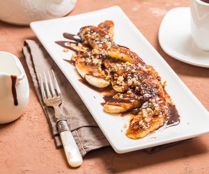 Pieczone banany z orzechami - prosty pomysł na szybki deser