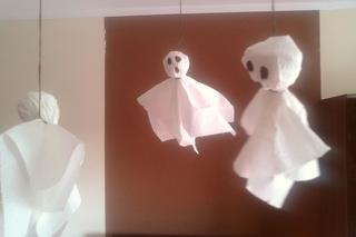 Dekoracja z papieru na Hallowen - duszki z papierowego ręcznika
