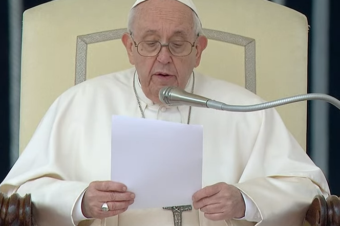 Papież pozdrawia Polaków i wzywa do modlitwy o pokój w Europie