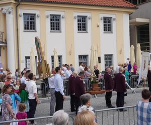 Boże Ciało 2024. Tłumy wiernych przeszły w procesji ulicami Białegostoku