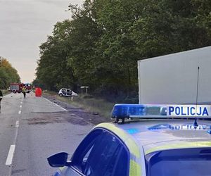 Tragiczny wypadek na DK12 w Łódzkiem. Kierowca nie żyje, droga zablokowana