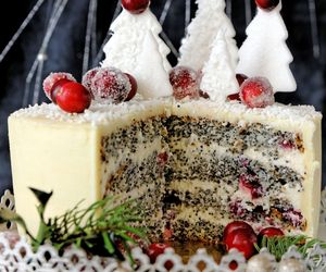 Tort makowy z kremem waniliowym: przepis na świąteczne ciasto