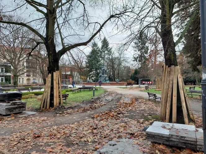 Plac Wolności to ciągle plac budowy. Przed kościołem mają być jak najlepsze warunki do handlu kwiatami [WIZUALIZACJE, ZDJĘCIA]