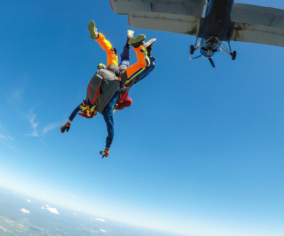 Dramat w Chrcynnie. Spadochroniarze zderzyli się w powietrzu! Pilna akcja ratunkowa