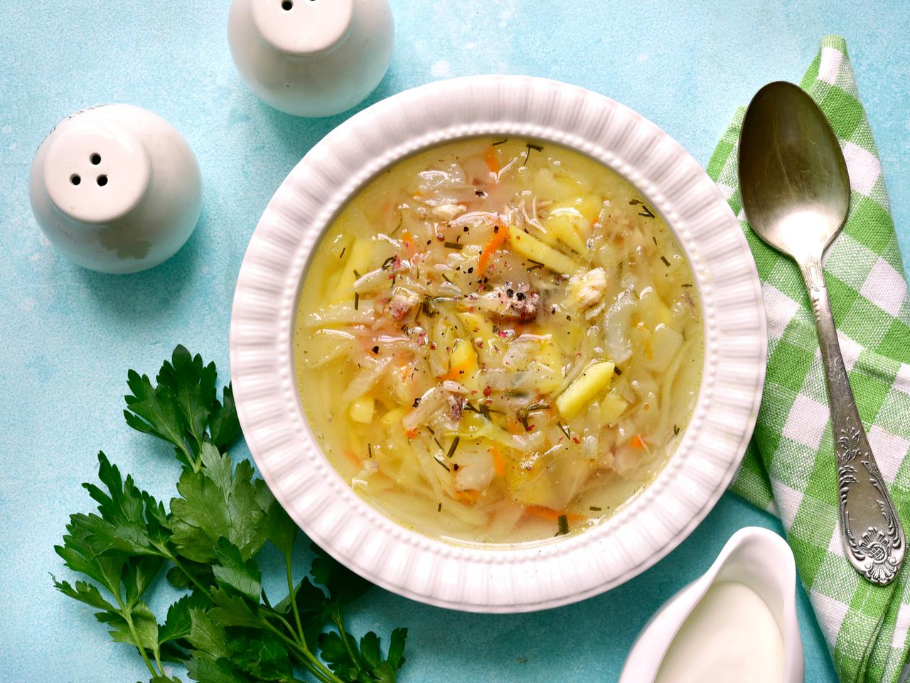 Cebulowa z kapustą i cytryną - rewelacyjna zupa z wkładką mięsną
