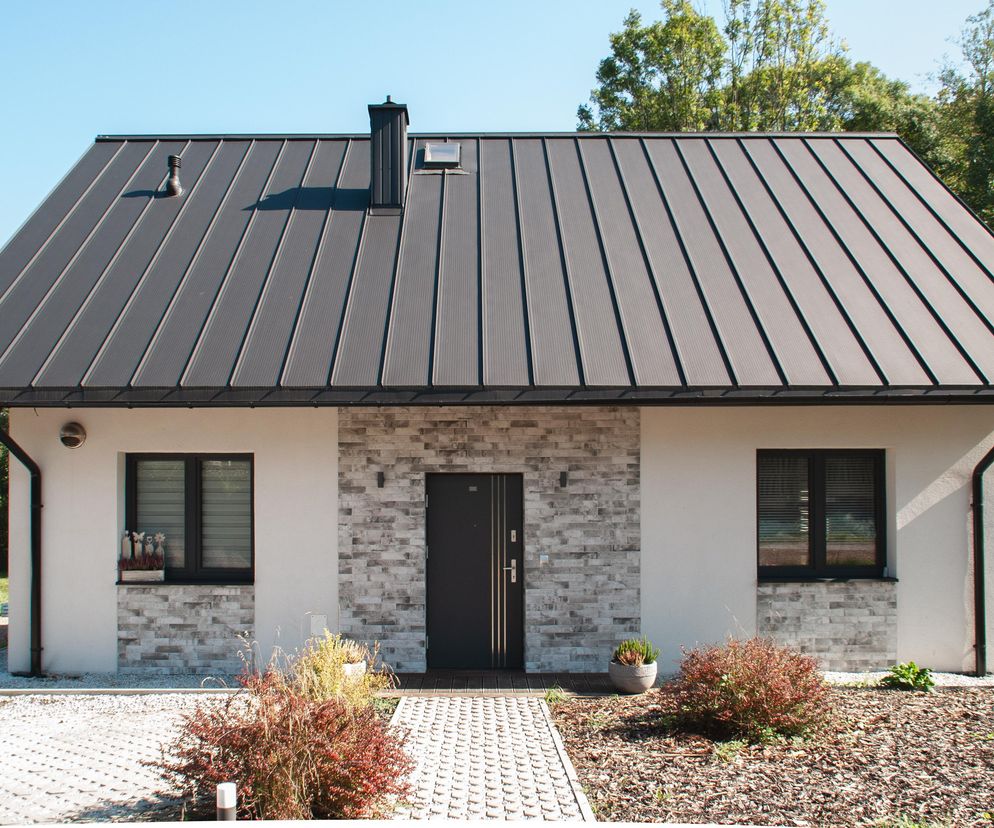 Wymiana pokrycia dachowego – ile kosztuje w 2025 r.? Aktualne ceny