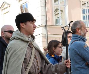 Salwy armatnie w centrum Lublina. Tak wyglądała inscenizacja historyczna na pl. Litewskim