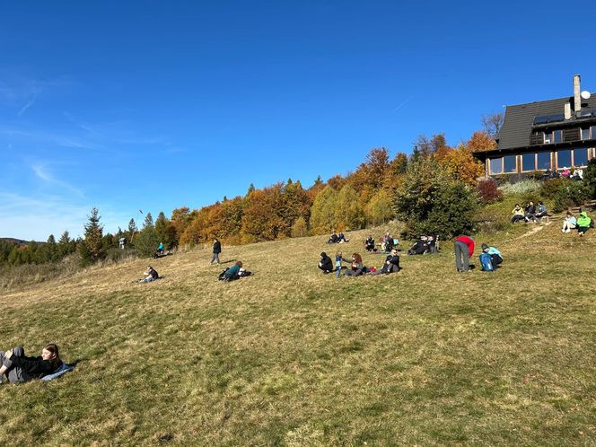 Małopolskie pasmo górskie zachwyca jesiennym pięknem. Ukryta perełka z widokiem na tatry 