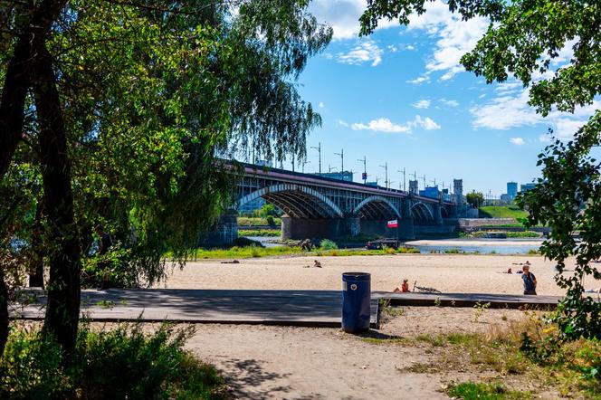 Plaża Poniatówka – widok spomiędzy drzew