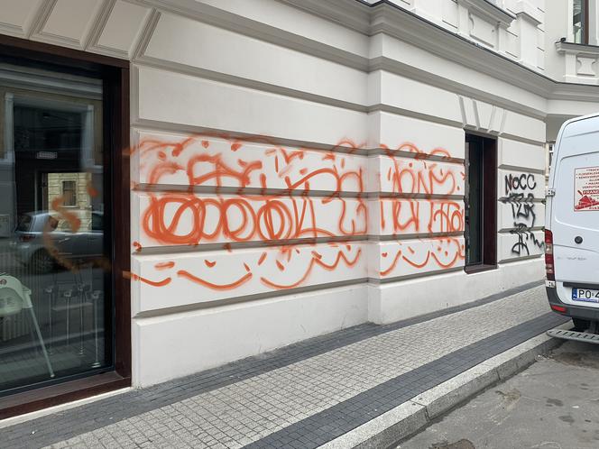 Graficiarze OSZPECILI kamienicę ŻELAZKO w centrum