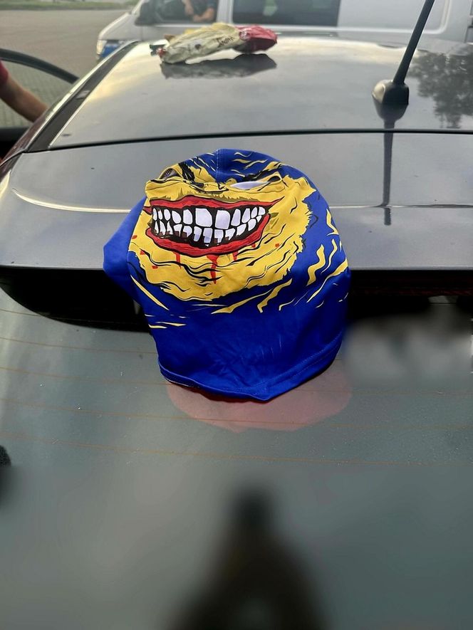 Kibole szykowali zasadzkę. Kłody drewna na drodze i sprzęt do walki w samochodach