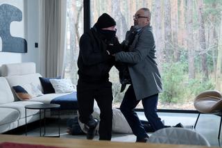 M jak miłość odc. 1806. Adam Werner (Jacek Kopczyński), włamywacz (Łukasz Pawlak)