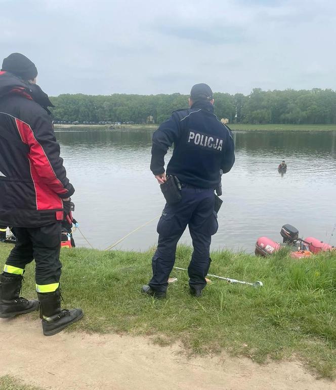 Człowiek wpadł do Odry? Akcja służb we Wrocławiu, na brzegu rzeki zostawiono kulę inwalidzką 