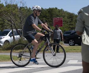 Joe Biden spadł z roweru! Co się stało z prezydentem USA? To była jego rocznica ślubu