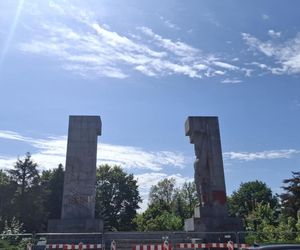Pomnik szubienic w Olsztynie. Nawrocki i Kaczyński chcieli go zburzyć