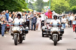 Policja czuwała, gdy tłumy kierowców święciły pojazdy