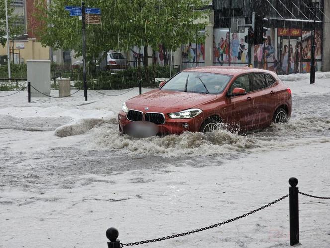 Nawałnica nad Gnieznem. Miasto zalały strumienie wody po ulewie i gradobiciu [ZDJĘCIA].