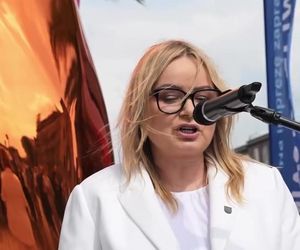 Gigantyczny złoty lajk stanął w centrum Gliwic. Zainaugurowano festiwal Biennale Gliwice