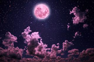 Pełnia Różowego Księżyca. Prosty rytuał na szczęście w miłości. Zrób 6.04.2023, a przyciągniesz moc najpiękniejszych uczuć