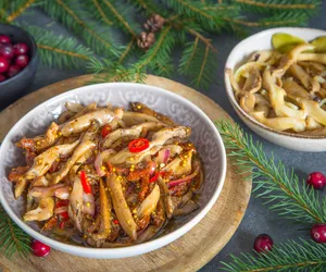 Wegańskie „śledzie” z boczniaków w korzennej marynacie