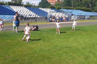 Treningi piłkarskie dla dziewczynek na stadionie