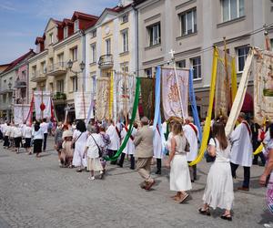 Boże Ciało 2024. Tłumy wiernych przeszły w procesji ulicami Białegostoku