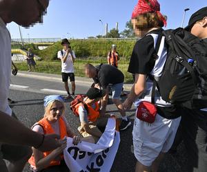  Aktywiści z Ostatniego Pokolenia sparaliżowali ruch. Kierowcy: Ktoś powinien zrobić z nimi porządek!