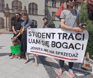 Protest studentów przed rektoratem UAM