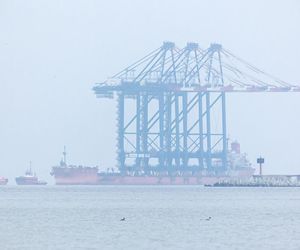 Gdańsk. Do nabrzeża Terminalu T3 na terenie Baltic Hub przybił statek Zhen Hua 32, na pokładzie którego do portu przypłynęły trzy ogromne suwnice przeznaczone do obsługi kontenerowców przy terminalu T3