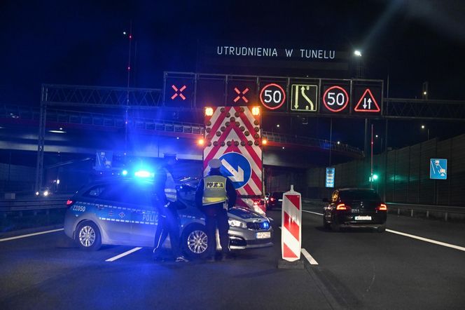 Pożar i dachowanie auta w tunelu POW