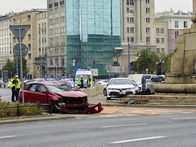 Pijany roztrzaskał się samochodem na pl. Konstytucji. To policjant stołecznej drogówki