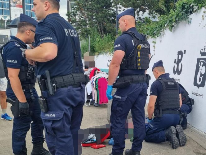 Mężczyzna spadł z muru i przestał oddychać! Heroiczna akcja policjantów