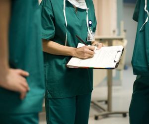 Koniec lukratywnych kontraktów lekarzy ?