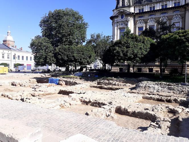 Na nowosądeckim Rynu trwają prace archeologiczne.  Specjaliści szukaja dawnego ratusza.