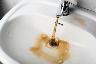 Skażenie wody pod Krakowem. Sanepid zakazał mycia się i picia z kranu