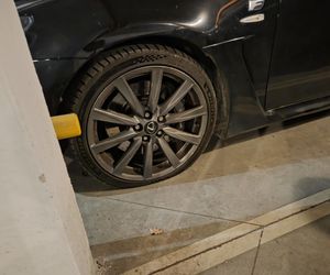 Przebite opony na osiedlu Krzyki-Partynice we Wrocławiu