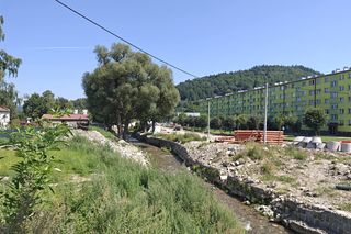 Stronie Śląskie niemal rok po powodzi. Jak wygląda dziś miejsce, gdzie pękła tama? 