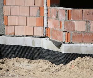 Jak prawidłowo położyć folię kubełkową? Folia kubełkowa - montaż krok po kroku
