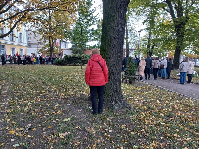 Zapalono znicze dla rozstrzelanych mieszkańców Leszna. W rocznicę tragicznych wydarzeń [ZDJĘCIA]