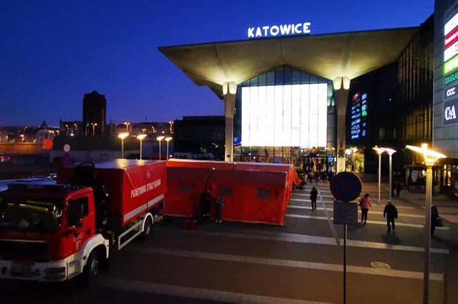 Namiot przed dwrocem PKP w Katowicach