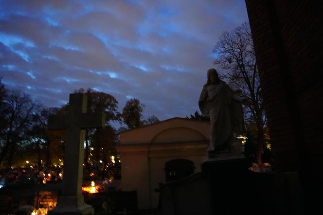 Tak wygląda Cmentarz Starofarny w Bydgoszczy po zmroku w przeddzień Święta Zmarłych. Zobacz zdjęcia