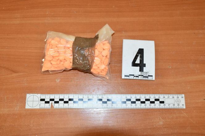 Pościg jak z filmu w Warszawie! W BMW środki odurzające i broń! Zobacz, co grozi zatrzymanej parze! 