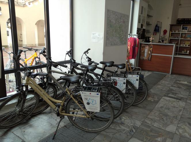 W Zamojskim Centrum Informacji Turystycznej i Historycznej istnieje możliwość wypożyczenia roweru