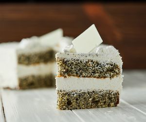 Biszkopt makowy: łatwy przepis na białkowe ciasto z makiem