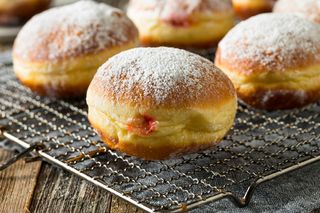 Pączki z frytkownicy beztłuszczowej – lekkie, puszyste i mniej kaloryczne! Fit słodkość idealna na tłusty czwartek i nie tylko.